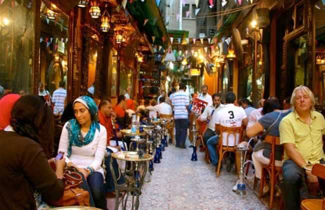 المقاهي في الليل