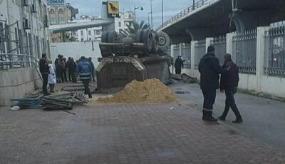 حادث خطير بالعاصمة: شاحنة تهوي من أعلى جسر الجمهورية
