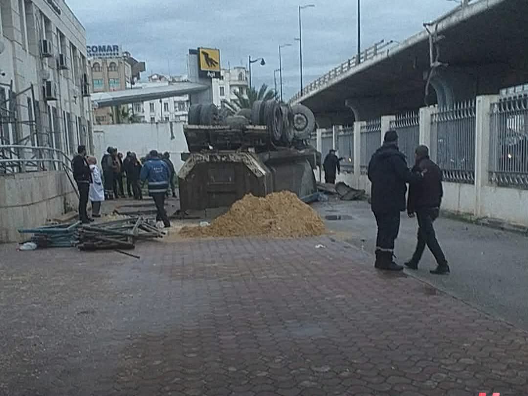 حادث خطير بالعاصمة شاحنة تهوي من أعلى جسر الجمهورية